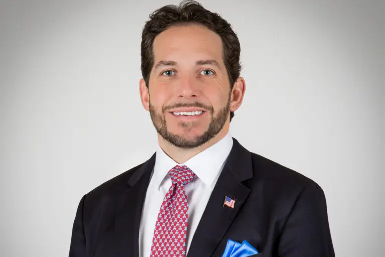 MLM_HS_Landscape_0003_FullBackground_WaistUp_Male